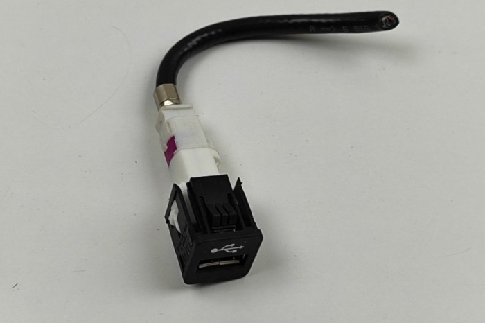 USB BMW 3 G20, G28 2024 OEM: 9229294 30469848