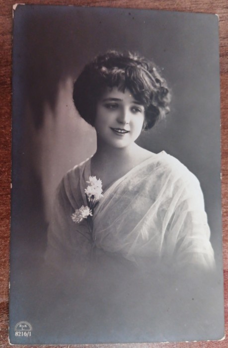 QW18 17 - Fotografie foarte veche - Superba domnisoara - 1919