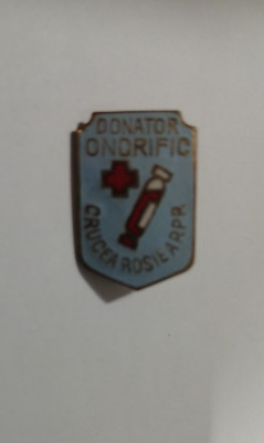 M3 K 74 - Insigna - tematica medicina - Donator onorific - crucea rosie RPR foto