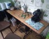 Masă lemn masiv cu sigla Teabant și epoxy, picioare Retro