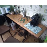 Masă lemn masiv cu sigla Teabant și epoxy, picioare Retro