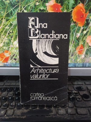 Ana Blandiana, Arhitectura valurilor, Cartea Rom&amp;acirc;nească, București 1990, 157 foto