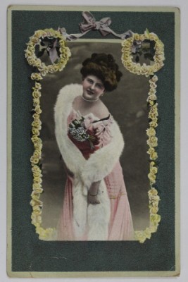 TANARA CU ROCHIE ROZ SI GULER DE BLANA , CARTE POSTALA , INCEPUTUL SEC. XX foto