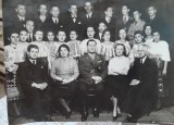 Fotografie, colonel fotografiat impreuna cu un ansamblu coral, perioada interbelica