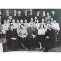Fotografie, colonel fotografiat impreuna cu un ansamblu coral, perioada interbelica