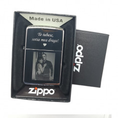 Bricheta metalica ZIPPO gravata personalizata cu poza si textul tau foto