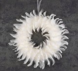 Coronita decorativa alba cu pene, suspendata, pentru Craciun, 35 cm