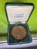 H211-I-Medalia Premiu oferita de Sfantul Raphael Quinquina- Pescuitul sportiv etc. bronz masiv Franta anii cca 1900 stare buna cutie originala, 5cm.