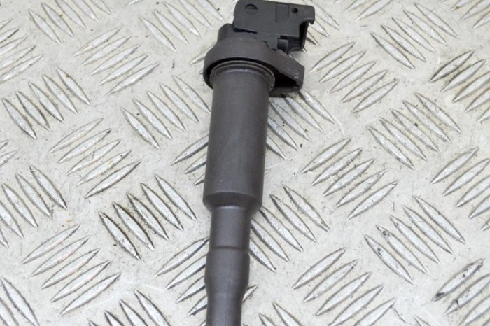Bobina de inducție de &icirc;naltă tensiune BMW 5 F10 2013 OEM: 7594937,0221504470 14299194
