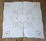 FATA DE MASA VINTAGE DIN BUMBAC BEJ CU MODEL BRODERIE SPARTA, BRIDE SI PANGLICI