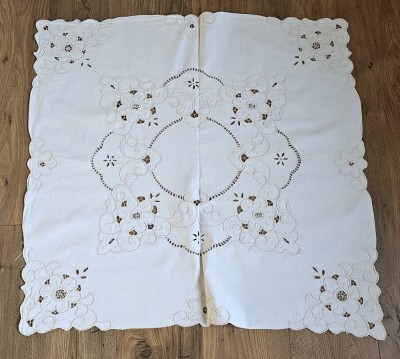 FATA DE MASA VINTAGE DIN BUMBAC BEJ CU MODEL BRODERIE SPARTA, BRIDE SI PANGLICI foto