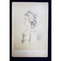 PORTRET DE FEMEIE - MADAME ROYALE , FOTOGRAFIE LIPITA PE CARTON , CCA. 1900