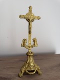 Crucifix vechi de altar pe picior, metal auriu, ornamentat, 32 cm &ndash; artă religioasă