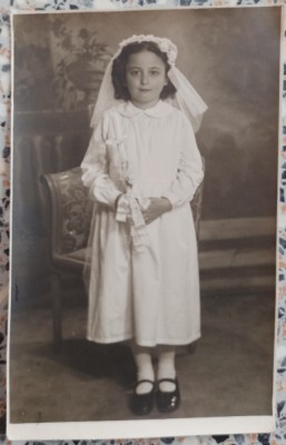 Fetita de confesiune catolica, perioada interbelica// foto tip CP foto