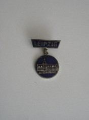 QW9 N8 47 - insigna - tematica orase - Leipzig - Alterathaus - Germania