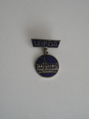 QW9 N8 47 - insigna - tematica orase - Leipzig - Alterathaus - Germania foto