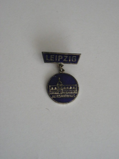QW9 N8 47 - insigna - tematica orase - Leipzig - Alterathaus - Germania