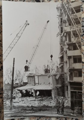 Cutremurul din 1977, bloc in Lizeanu// fotografie de presa foto