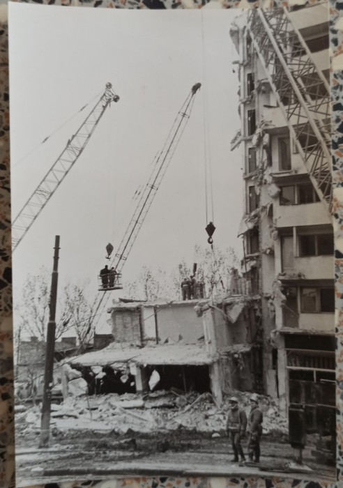 Cutremurul din 1977, bloc in Lizeanu// fotografie de presa