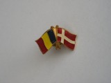 QW9 N3 8 - insigna - steaguri - Romania - Danemarca
