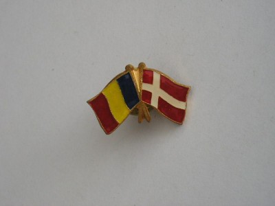 QW9 N3 8 - insigna - steaguri - Romania - Danemarca foto