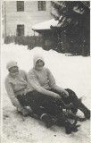 P1986N Tinere cu sanie, Rom&acirc;nia, perioada interbelică