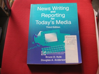 News Writing and reporting for today s media - Bruce D. Itule foto