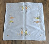 FATA DE MASA DIN MATERIAL TEXTIL SINTETIC CU MODEL BRODERIE MECANIZATA,IEPURAȘI