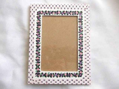 Rama foto din lem decorata cu flori roz, mov si verde deschis 31960 foto