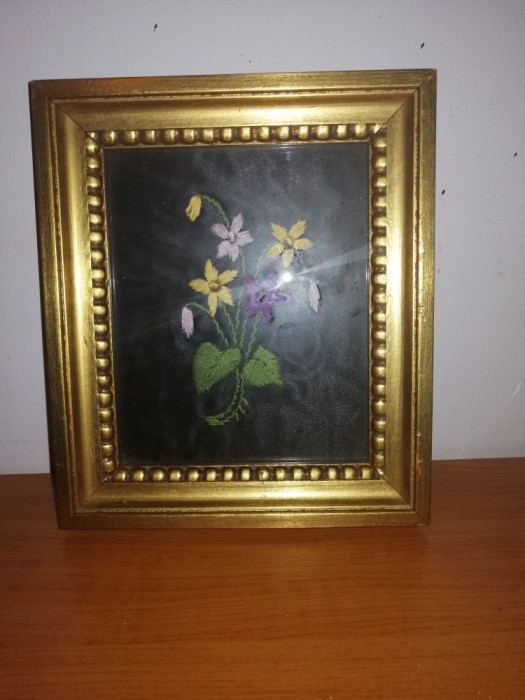 Tablou floral cusut brodat pe matase neagra broderie cu fir de matase veche 18.5 x 16 cm rama lemn, sticla protectie