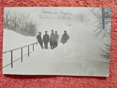 Fotografie tip carte postala, prizonieri, iarna in Lagar D&amp;auml;nholm-Stralsund, primul razboi mondial 1916-1918 foto