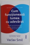 CUM FUNCTIONEAZA LUMEA CU ADEVARAT , GHIDUL UNUI OM DE STIINTA de VACLAV SMIL , 2023 * LIPSA MIC FRAGMENT COPERTA SPATE