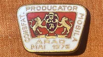INSIGNA VECHE CONSFATUIREA PRODUCATORILOR DE MOBILA, ARAD 1976 foto