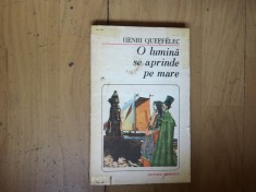 k4 O LUMINA SE APRINDE PE MARE - Henri Queffelec foto