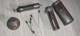 Sterilizator medical vintage portabil pentru seringi, adesea folosit &icirc;n trecut pentru transportul și sterilizarea
