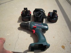 LOT: Masina de gaurit si insurubat Bosch GSR 12-2 cu acumulator 12V/1.5 Ah, incarcator si acumulator Bosch 14.4V/2 Ah (pentru reconditionat)