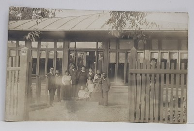 FOTOGRAFIE DE GRUP IN FATA UNUI PAVILION , CARTE POSTALA , INCEPUTUL SECOLULUI XX foto