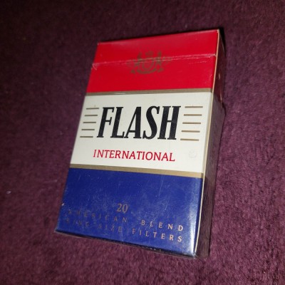 Reclama veche,PACHET vechi TIGARI&amp;quot;FLASH&amp;quot;International cartonat-gol-America blend foto