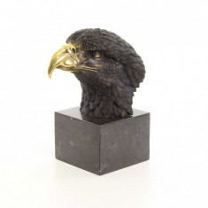 Cap de vultur-statueta din bronz pe un soclu din marmura FA-100