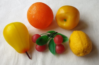 Fructe plastic decor perioada comunista - jucarie - Romania Epoca de AUR 1970 foto