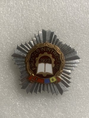 Insigna fruntaș &amp;icirc;n &amp;icirc;ntrecerea 1979 foto