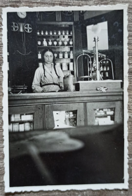 Interiorul Farmaciei Traian Aiteanu, Caracal anii &amp;#039;30// fotografie foto