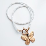 Colier la baza gatului din piatra lunii cu pandantiv fluture auriu si inchizatoare toggle