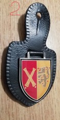 QW8 2 - Insigna - tematica militara - artilerie - suport piele