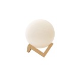 Lampa de veghe luna 3D Moon Light eMazing cu diametru de 18 cm, lumina multicolora LED in 7 culori si schimbare culoare prin atingere, alimentare bate