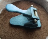 Vechi perforator de birou rom&acirc;nesc, anul 1964