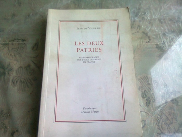 LES DEUX PATRIES - JEAN DE VIGUERIE (CARTE IN LIMBA FRANCEZA)