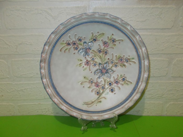 BOL - FRUCTIERA din ceramica austriaca AINRING KERAMIK lucrata MANUAL , decor floral in relief