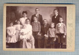 W134 FOTO CABINET- FAMILIE IN TINUTA DE EPOCA-FOTOGRAF STOFFREGEN-BROOKLIN, N.Y.