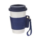 Cana de voiaj Pufo Love Coffee din ceramica cu protectie termica pentru cafea sau ceai, 415 ml, alb/albastru